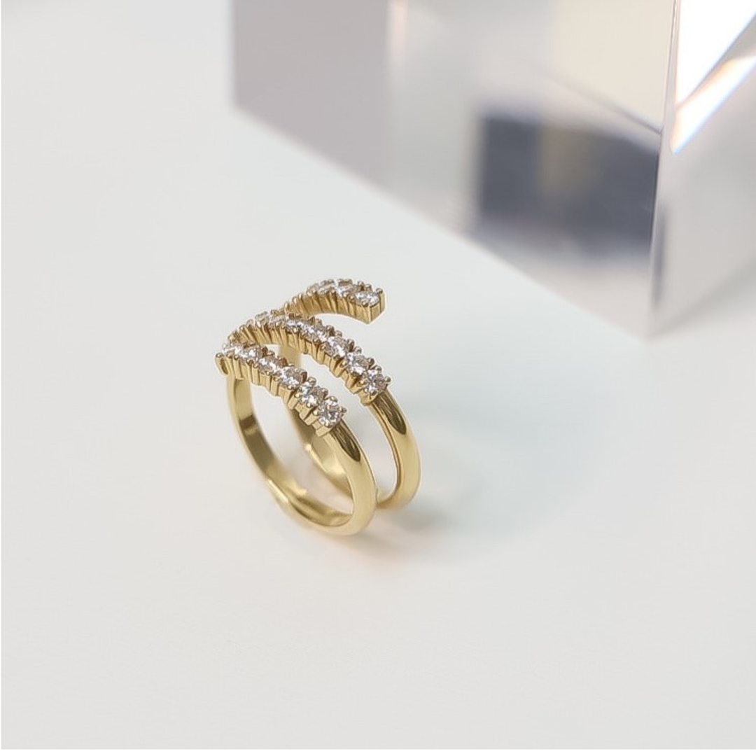 Luxurious Spiral Ring in 18K Gold