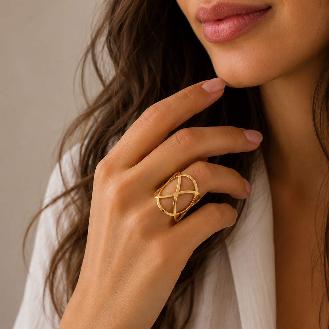 Anel oval entrelaçado em ouro 18k