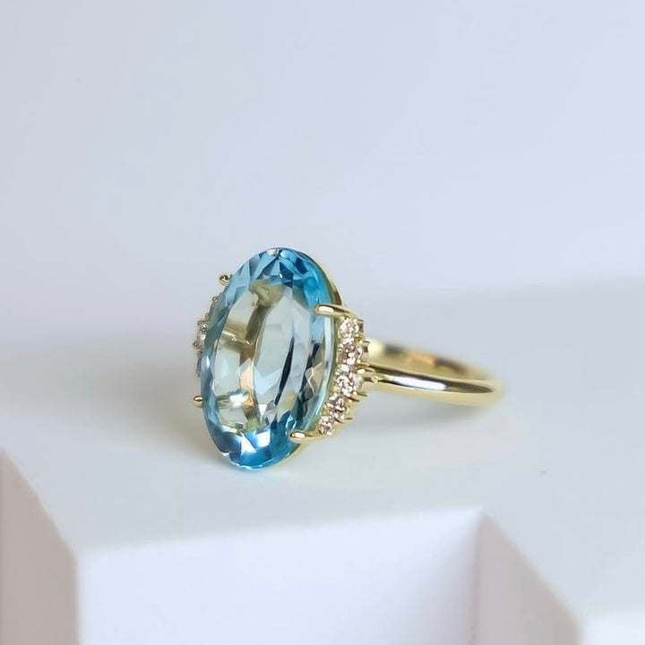 18k Gold Ring Blue Topaz