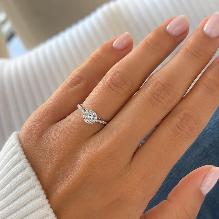 18k White Gold Diamond Flower Ring