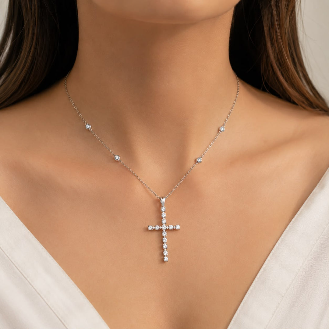 Collar de cruz blanca de oro de 18 quilates de 41 mm con diamantes
