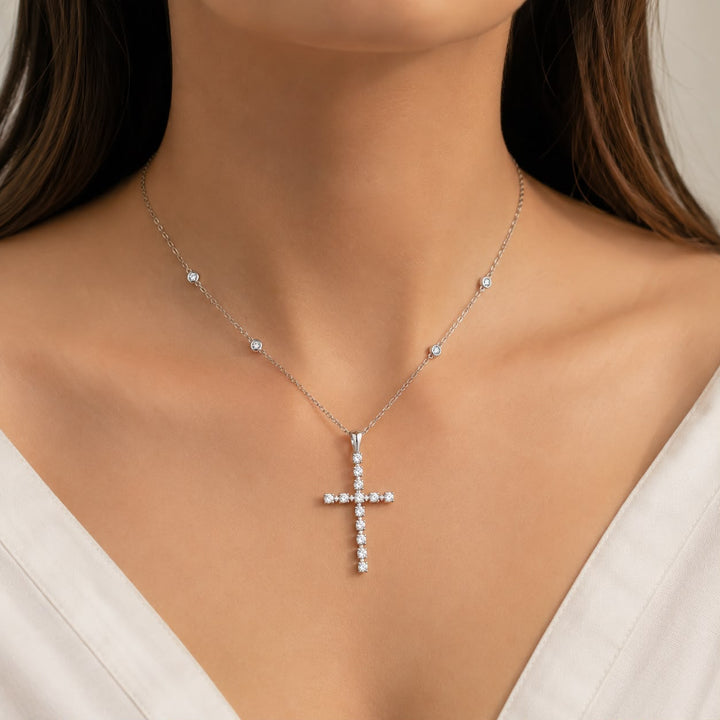 Collar de cruz blanca de oro de 18 quilates de 41 mm con diamantes